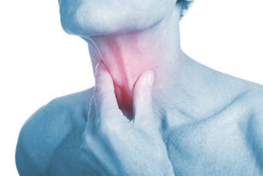 4 remèdes antibiotiques naturels pour soulager une infection de la gorge