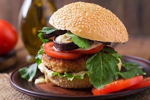 Riz au sésame et hamburger.