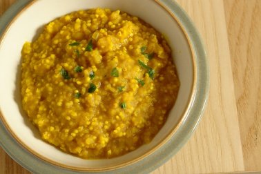 Préparer des remèdes anti-inflammatoires au curcuma.