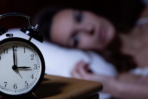 Les maux de tête au réveil à cause de l'insomnie.