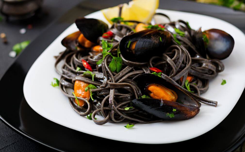 Délicieuses pâtes : recette de spaghettis noirs aux pétoncles.