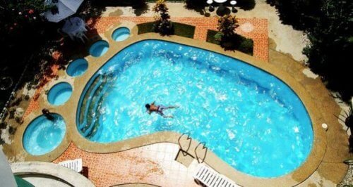 Piscine en forme de pied