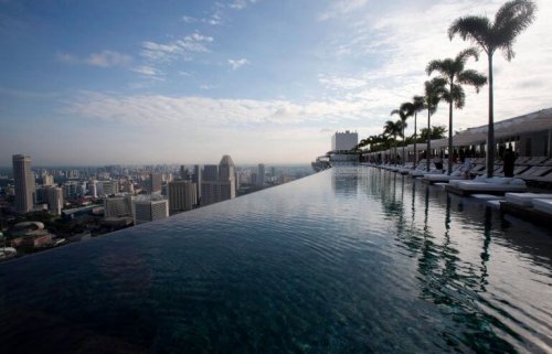 Découvrez 8 piscines incroyables en forme d'objet