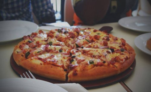 Pizza avec une pâte fermentée.