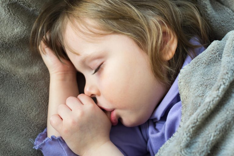 4 conseils pour éviter que votre enfant continue de sucer son pouce