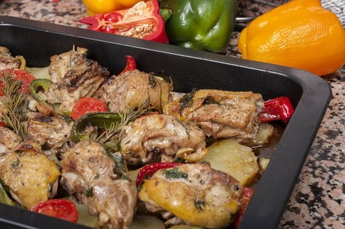 Délicieuse recette de poulet cuit au four avec des pommes de terre et des carottes