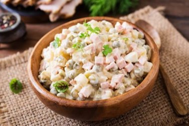 Goûtez cette délicieuse salade russe facile à préparer !