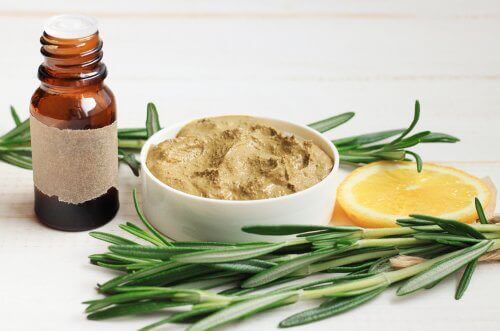 Les avantages du romarin pour raffermir la peau sont nombreux.