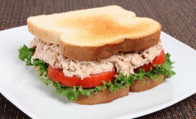 Préparer un délicieux sandwich au thon à la maison
