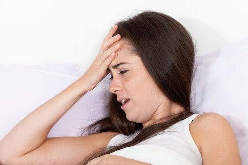 4 raisons qui expliquent les maux de tête au réveil