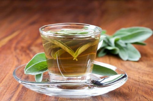 Tisane de sauge pour soulager la pharyngite