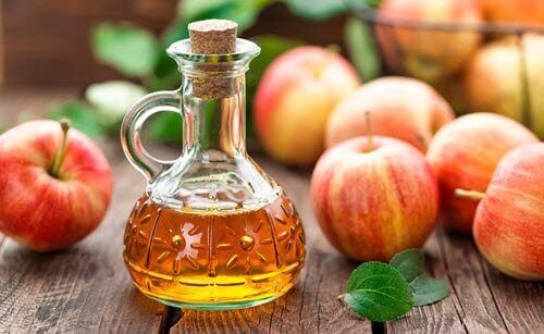 Tisane à base de vinaigre de pomme pour soulager la pharyngite