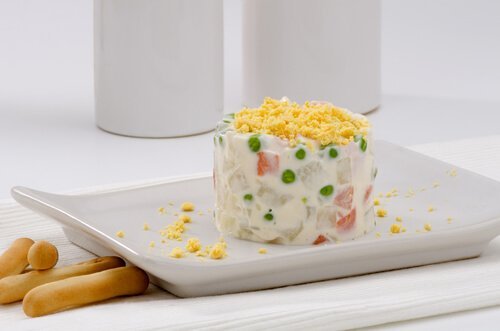 Il existe de nombreuses variantes de la salade russe