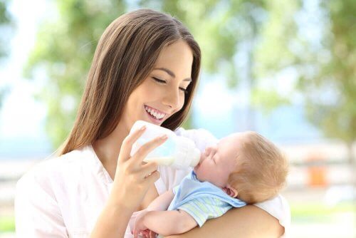 femme donnant le biberon à son bébé en appliquant la méthode Kassing