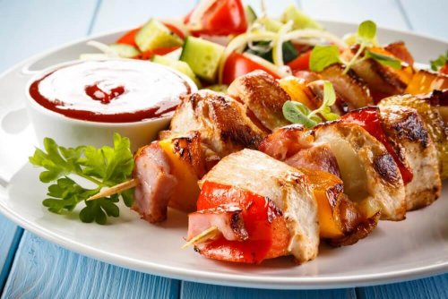 Brochettes de poulet et sauce
