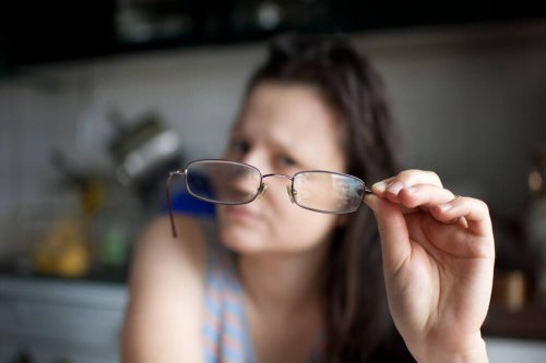 femme ayant les yeux fatigués
