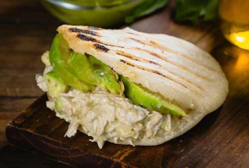 un arepa à l'avocat