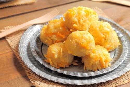 Délicieuses boulettes de viande farcies au fromage et à la banane mûre