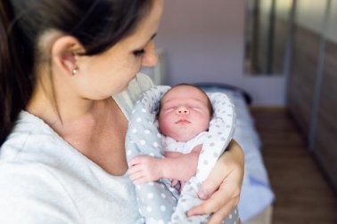 Pourquoi mon bébé veut-il toujours être dans mes bras ?