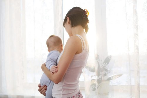 Mon bébé s’endort seulement dans mes bras Mon bébé s’endort seulement dans mes bras