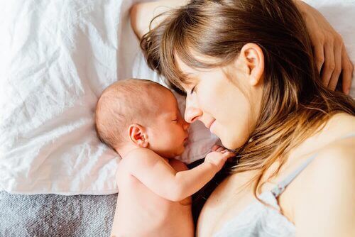 Un bébé étoile et un bébé arc-en-ciel marquent une maternité différente