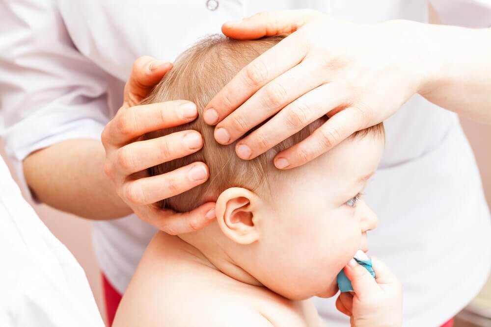 Que faire si mon bébé tombe et se fait mal à la tête ? Que faire si mon bébé tombe et se fait mal à la tête ?