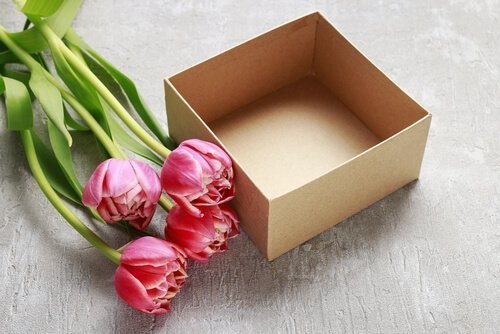 Les boîtes en carton peuvent constituer des centres de table