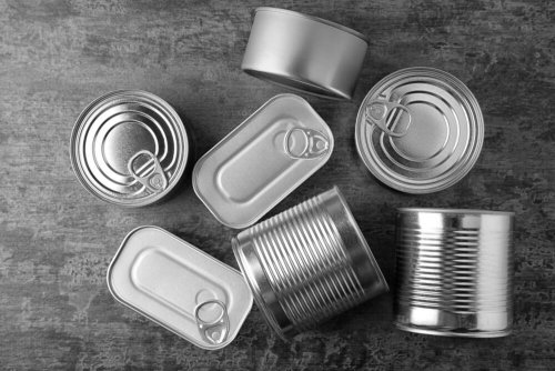 Les boîtes de conserve peuvent être transformées en centres de table.