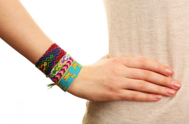 2 façons différentes de fabriquer des bracelets avec des fils colorés
