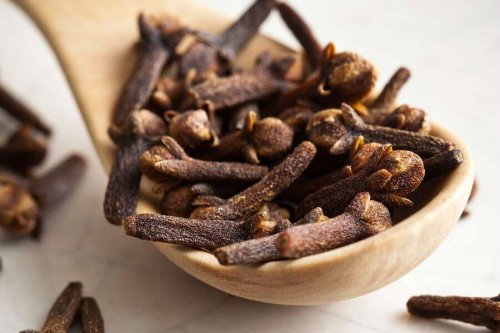 Les clous de girofle consommés en entier soulagent les maux d'estomac