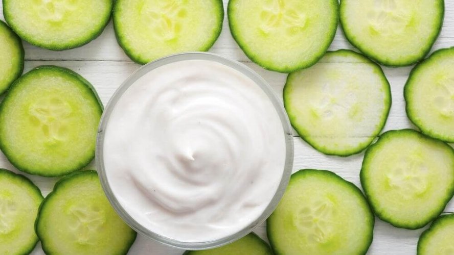 Salades à l'ananas au concombre et au yaourt.