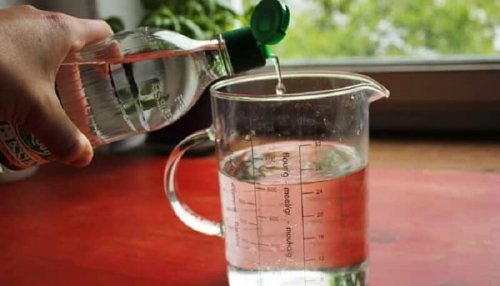 Un produit nettoyant pour tapis à base d'eau oxygénée et de vinaigre blanc