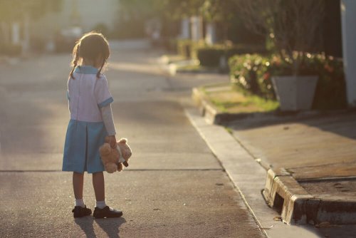 Enfant triste car sa mère est absente