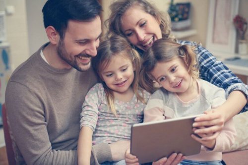 Famille devant une tablette.