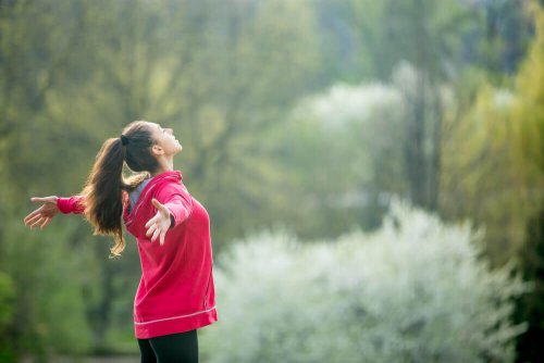 femme qui fait des exercices de respiration