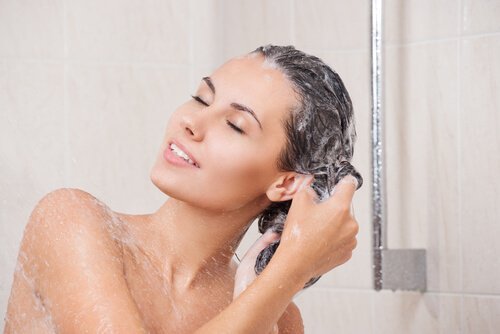 pour avoir des cheveux lisses et brillants, choisissez bien vos shampooings