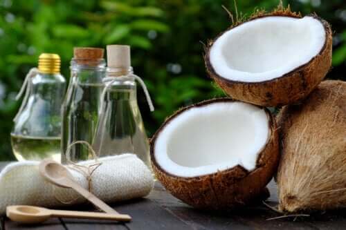 5 traitements à l’huile de noix de coco pour réduire les vergetures et les cicatrices