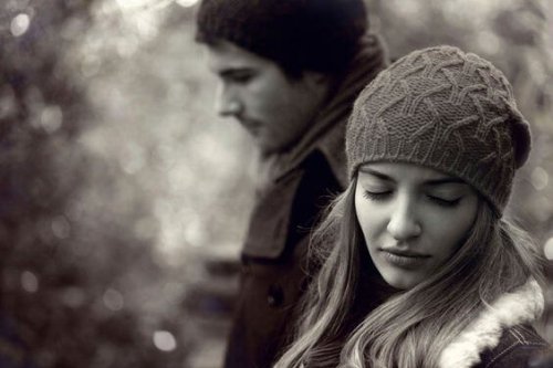 femme triste avec un homme qui l'a trompée avec sa meilleure amie