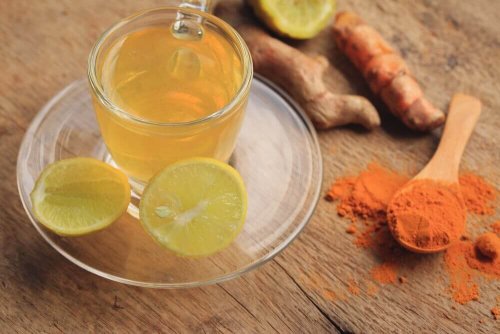 Infusion de citron et de curcuma pour purifier le système lymphatique.