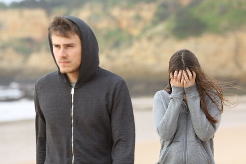 Le manque de vie privée est un signe de relation amoureuse toxique