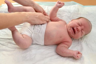 Faut-il réveiller son bébé pour changer sa couche ?