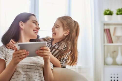 Mère et fille devant une tablette.