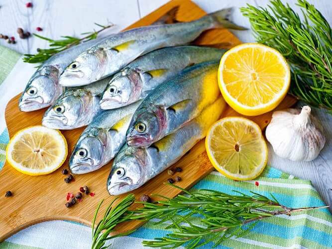 Ajouter du poisson au régime à base de pommes lors du 5e jour