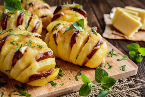 Goûtez ces délicieuses pommes de terre farcies au chorizo et au fromage