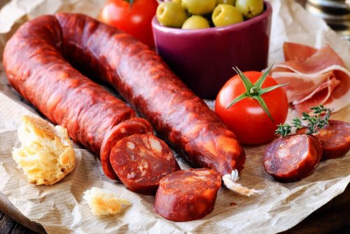 Pommes de terre farcies au chorizo et au fromage.