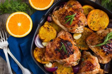 Délicieux poulet cuit au four à l'orange et au romarin