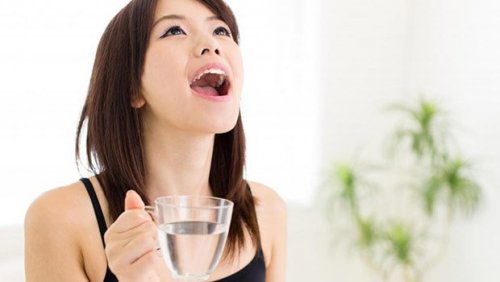 désenflammer les amygdales avec de l'eau salée