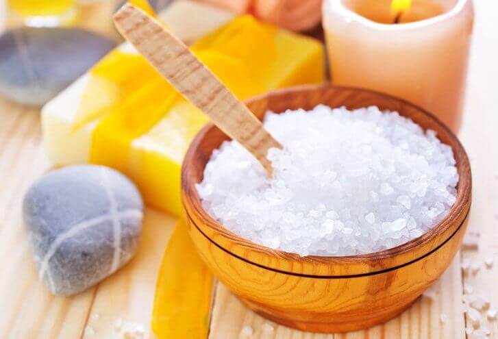 Comment utiliser le sel de mer pour lutter contre les cheveux gras