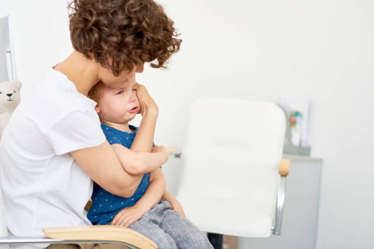 Tenir son enfant pour calmer les crises de colère.