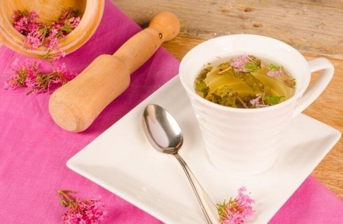 Une tisane à base de valériane pour traiter les insomnies
